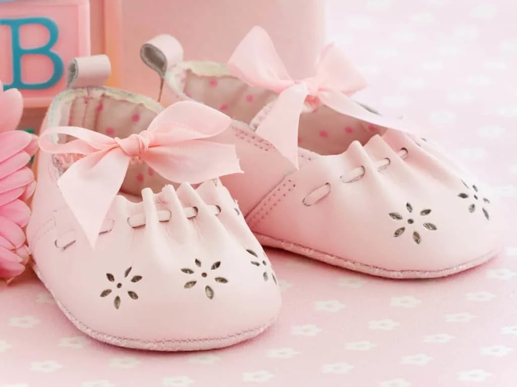 Searching for the most popular baby girl names? Avoid these baby names if you are looking for a unique name. copyright 2019 pumpingmamas.com